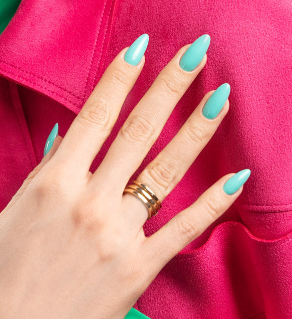 Delicate mint nails – styling for any occasion