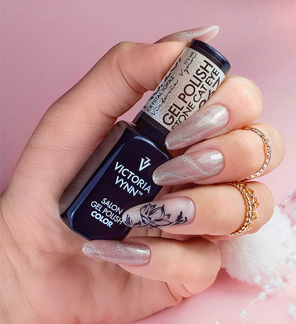 Nail styling with elegant magnetic dust effect