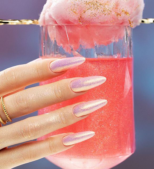 Manicure with golden specks and dazzling mermaid effect