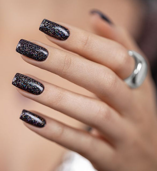Black nails – classic with shimmering specks