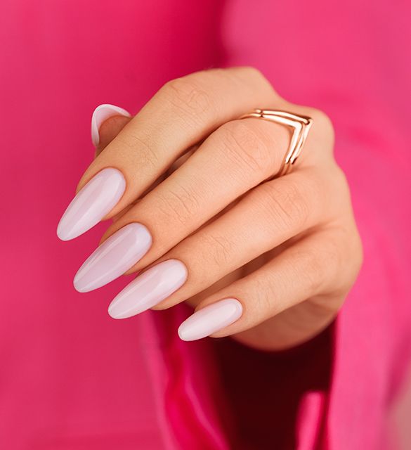 Subtle pink shade for lovers of minimalist manicure