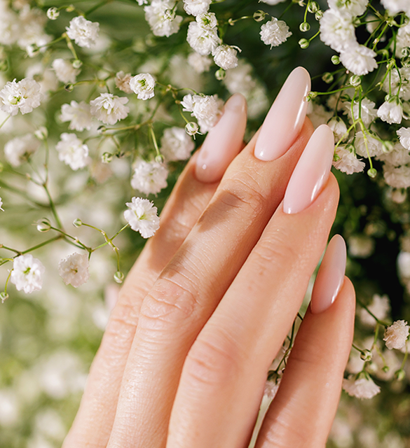 Delicate beige nails in minimalist look