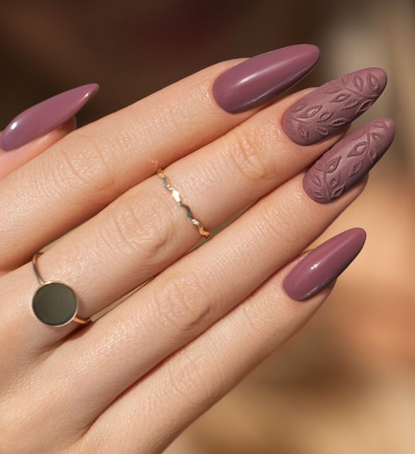 Delicate violet nails in heather shade