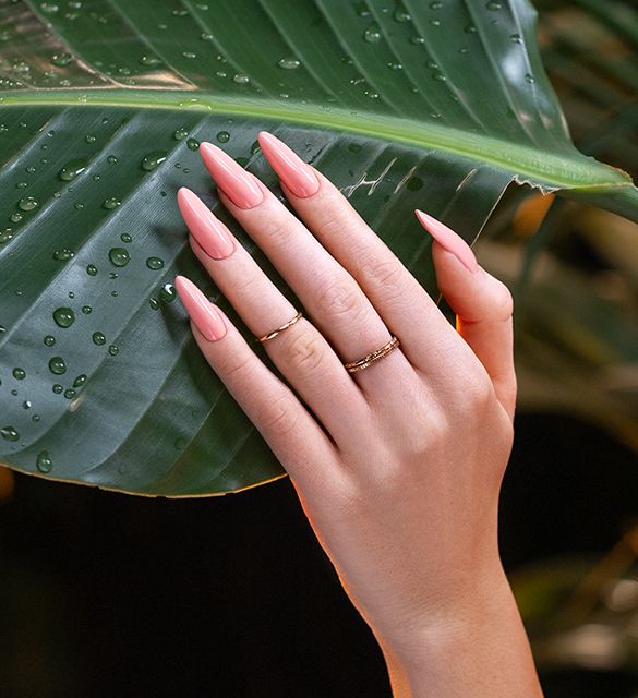 Peach nails in a juicy, muted shade