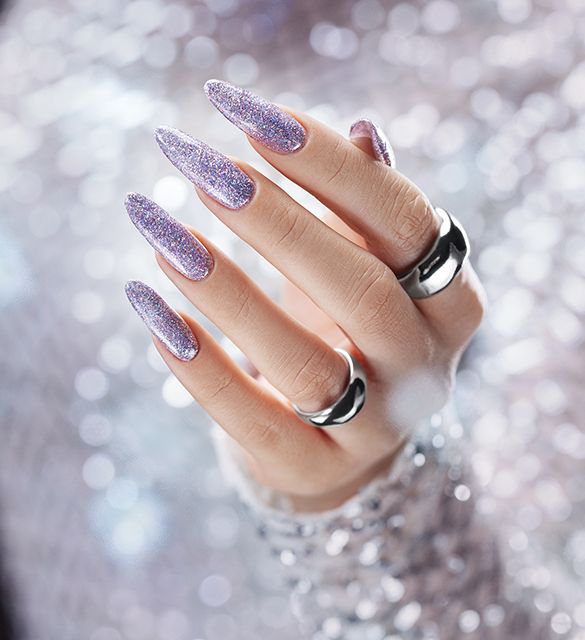 Sparkling delicate violet nails